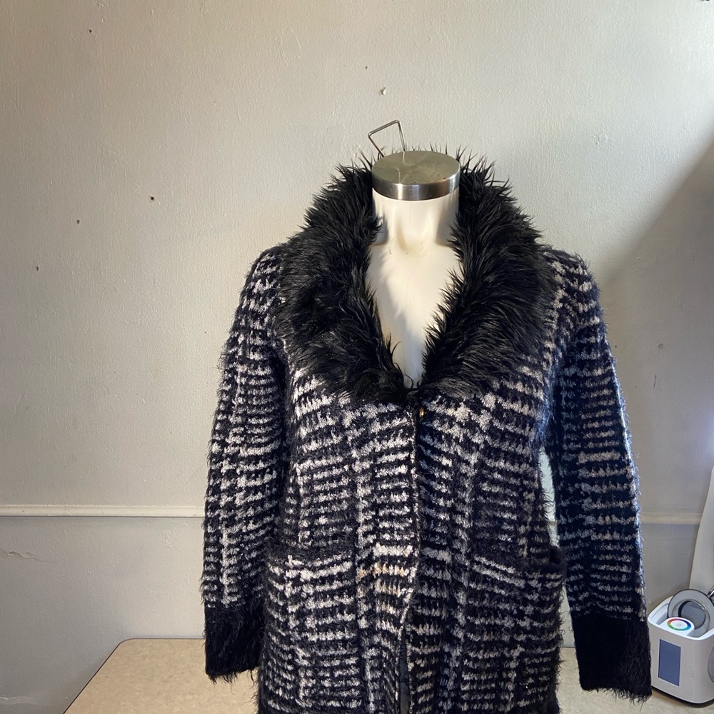 “Black Rivet” S Thick & Cuddly Soft, Zebra Print Jacket. Metal Clasp Closure